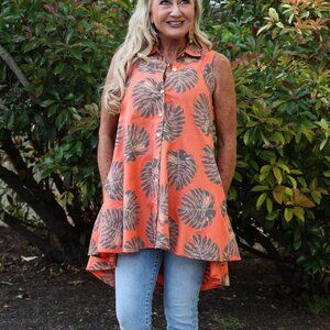 NWT Tropical Sunset Orange Sleeveless Palm Leaf Button Front High Low Top